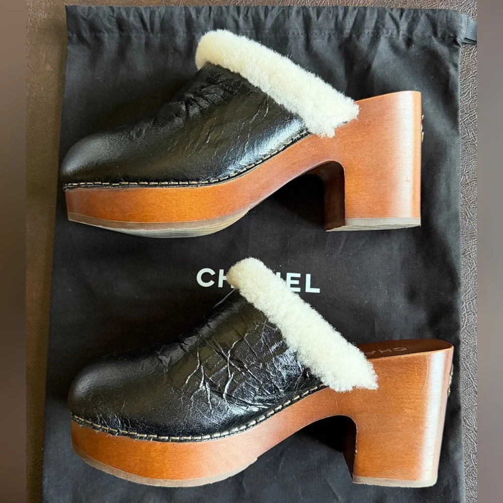 🖤CHANEL🖤Shearling Crinkled Leather Clogs